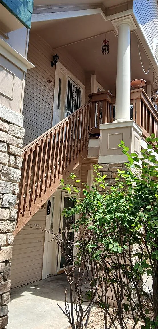 2 bed, 2.0 bath, 1012 sqft, $2,200 — Photo 1