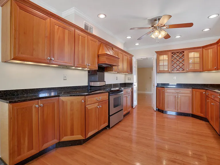 411 Albany Ave #2 — Photo 6