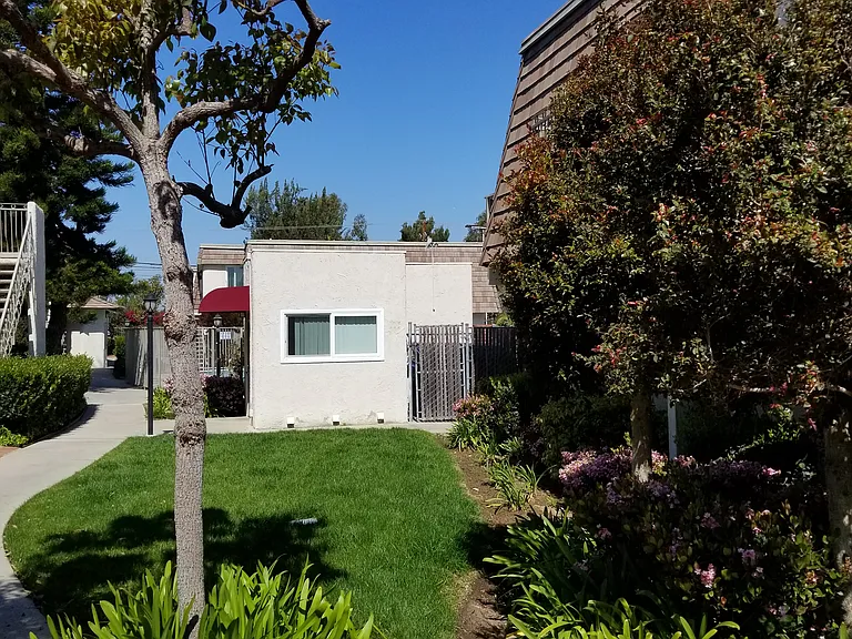 Chateau Gardens Apartments — Photo 31