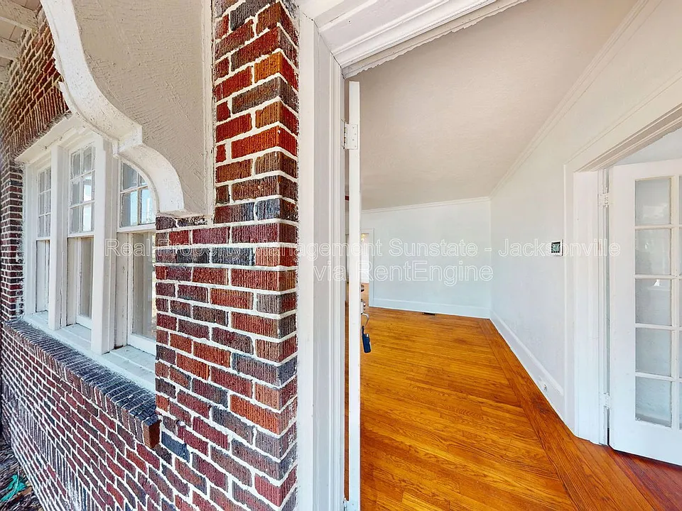 231 W 10th St