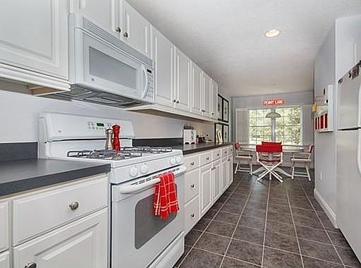 4th image of 877 Auburnville Way APT B3