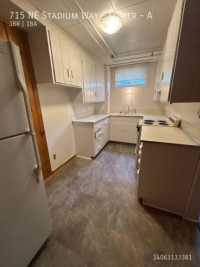 Affordable 3 Bedroom | Steps from WSU Campus — Photo 1