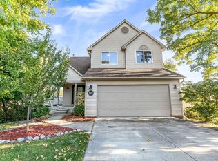 3977 Elmhurst Rd, Waterford, MI 48328