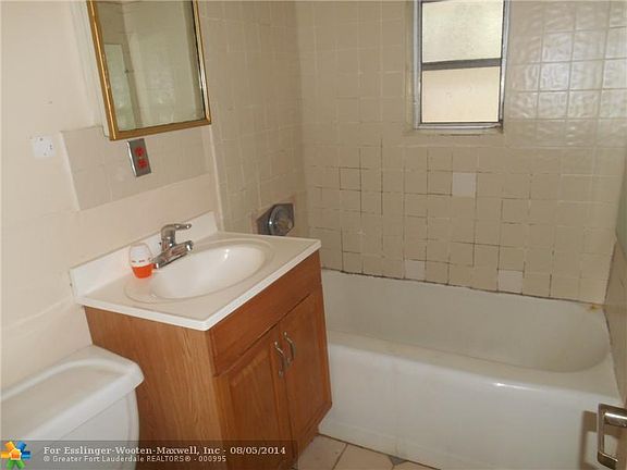 3rd image of 1673 Lauderdale Manor Dr