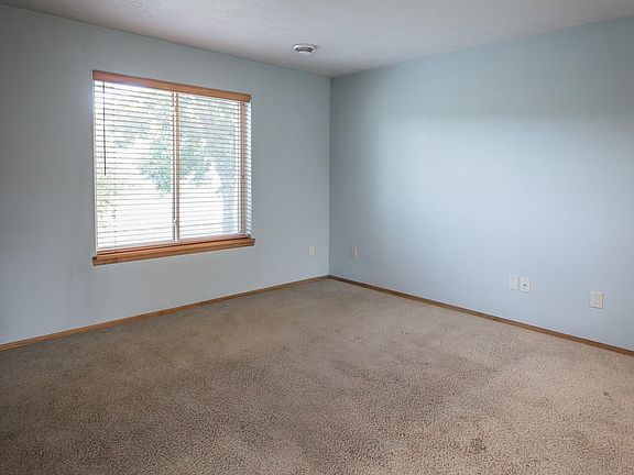 5th image of 803 Hemlock St