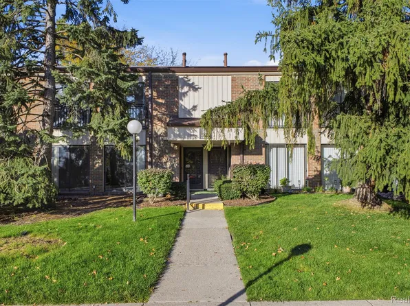 18217 University Park Dr, Livonia, MI 48152