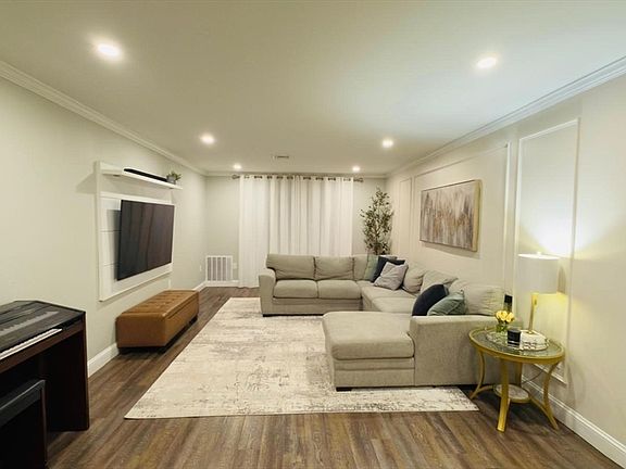 3rd image of 5 Blackstone Dr APT 7