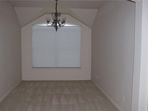 5th image of 305 Hillcrest Dr