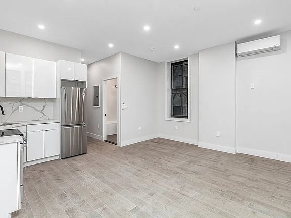3rd image of 241 W 75th St #10