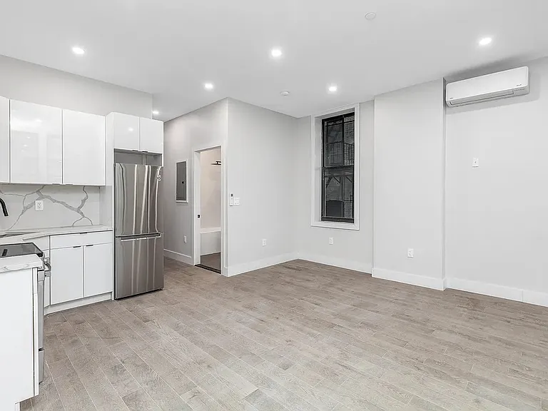 241 W 75th St #10 — Photo 3