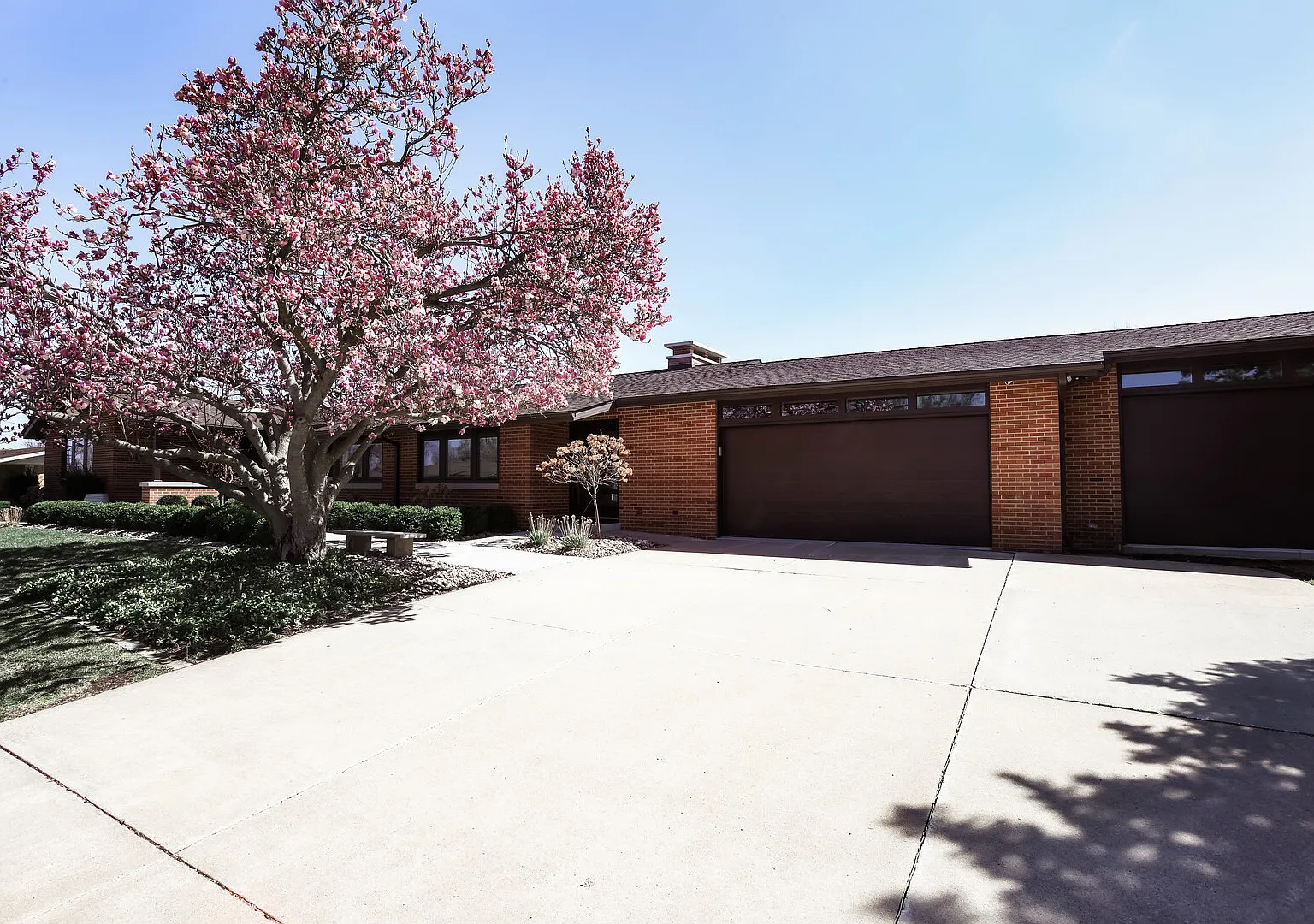 Mid Century Modern Home in Small Town Iowa - Trails & Locals — Photo 3