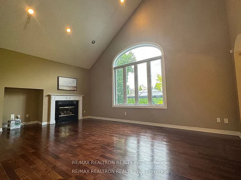 21 Goldring Cres — Photo 6