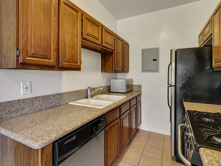 232 S Reeves Dr — Photo 13