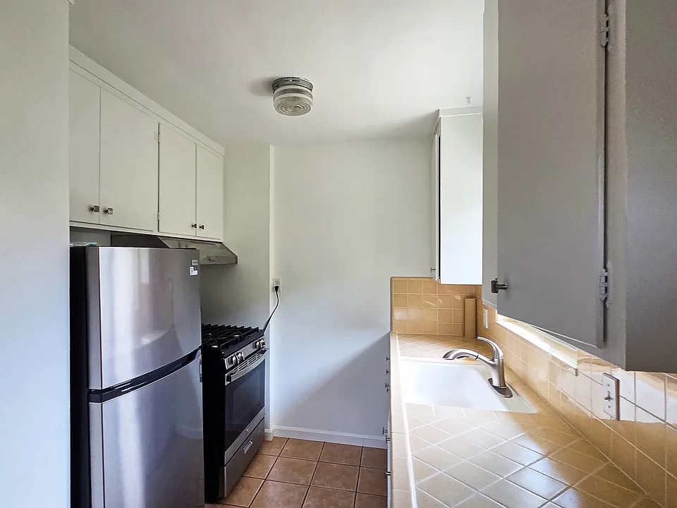 62 E 39th Ave #D