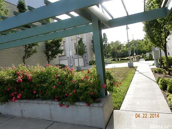 4th image of 409 Harriet Ln