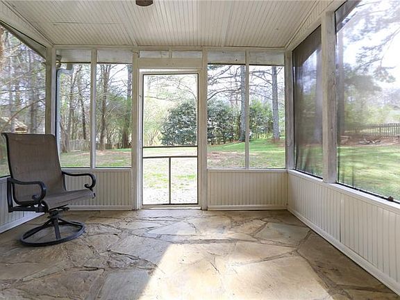 4th image of 945 Laurel Mill Dr