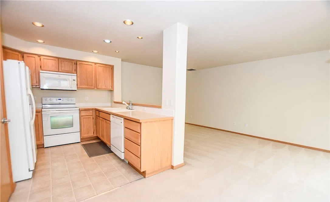 3 bed, 2.5 bath, 1868 sqft, $2,695 — Photo 3