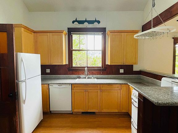 Kitchen - w/ dishwasher