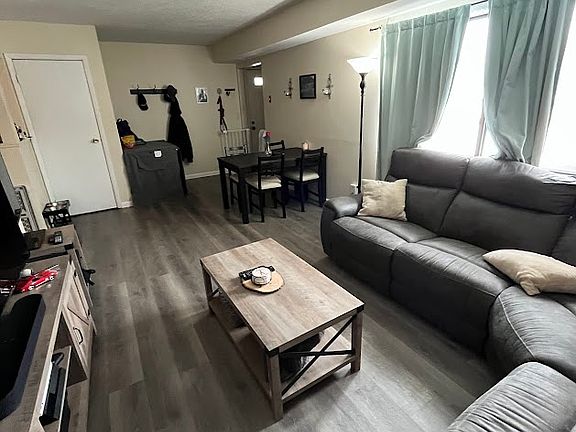 2nd image of 121 Pointe Cir S
