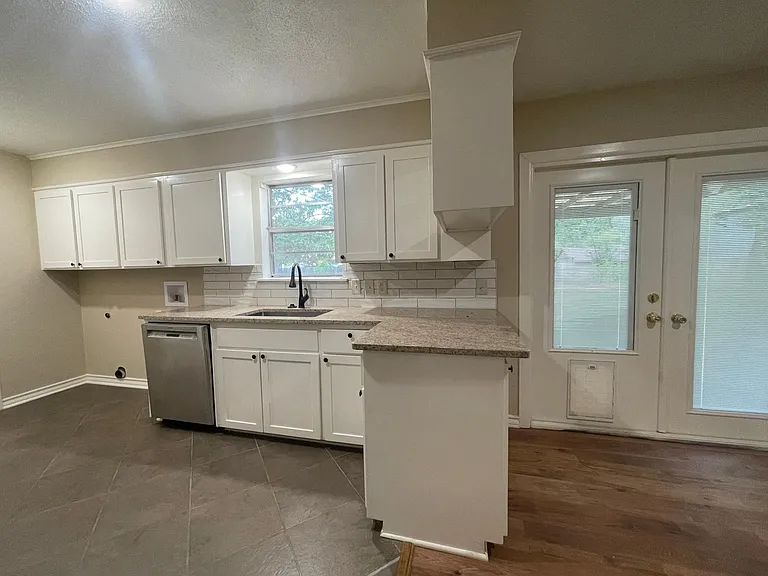 Ridgeway Dr — Photo 2
