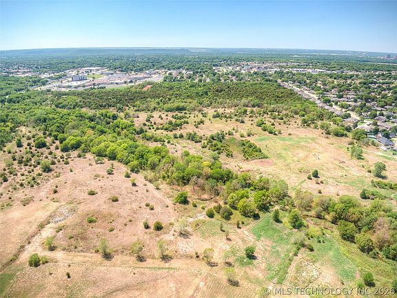 5th image of 1 SE Barnett Ave