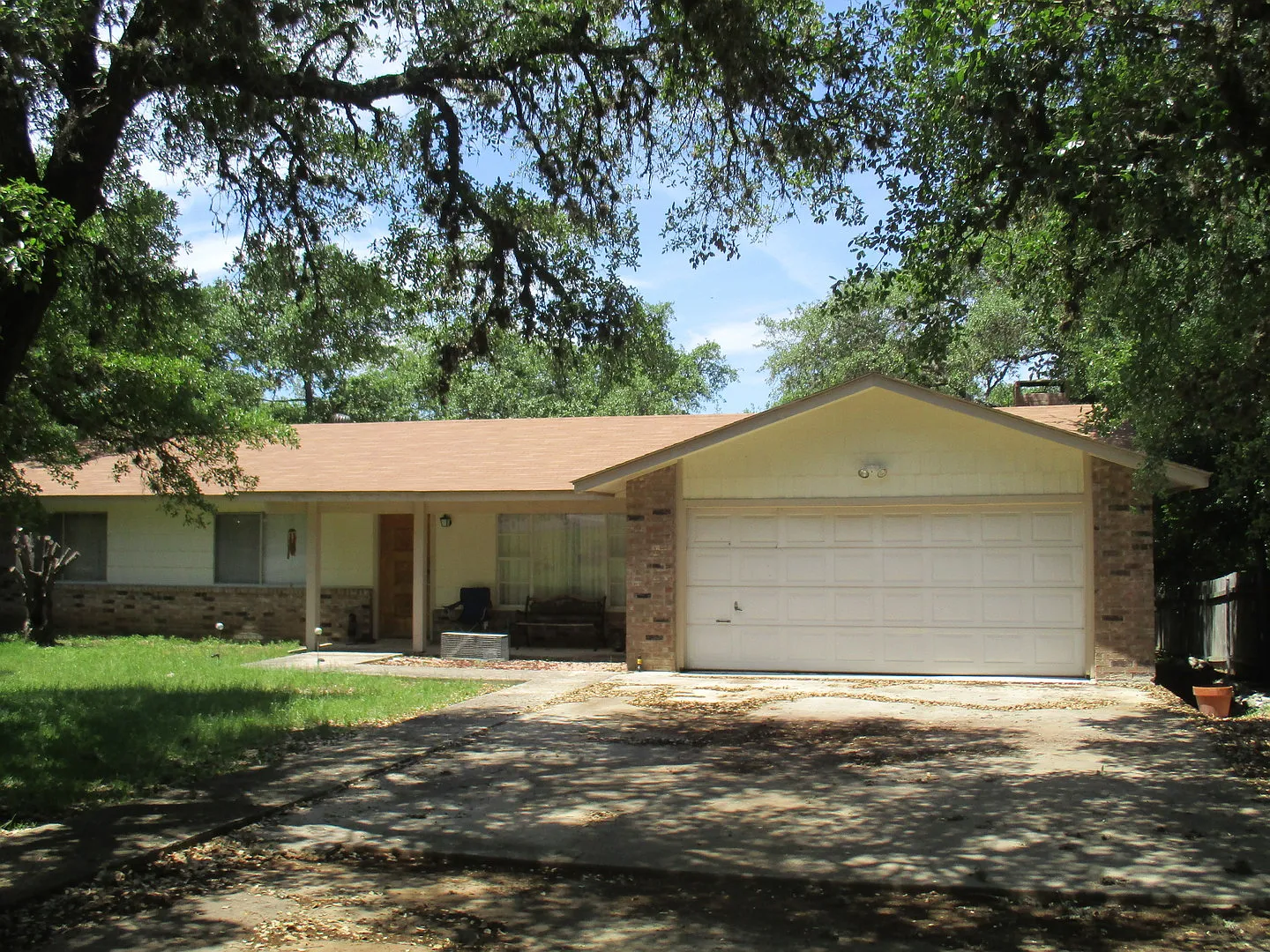 3/2 w/Large Back Yard in Village West! — Photo 1
