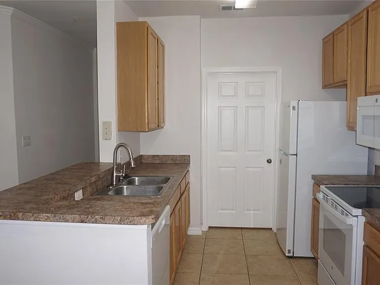 2402 Courtney Meadows Ct #101 — Photo 11
