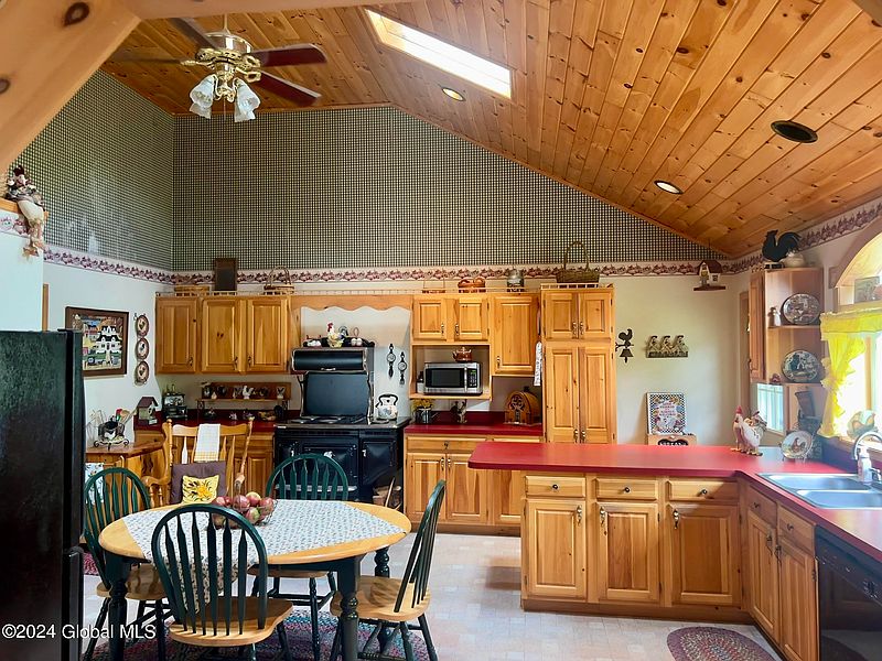 4th image of 6 Holcomb Avenue