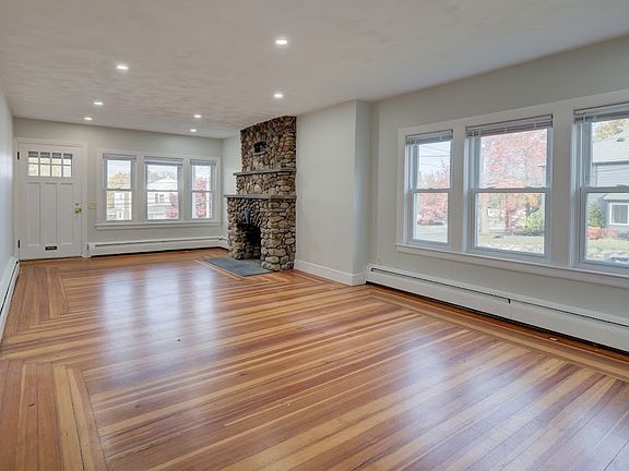 4th image of 586 Oaklawn Ave