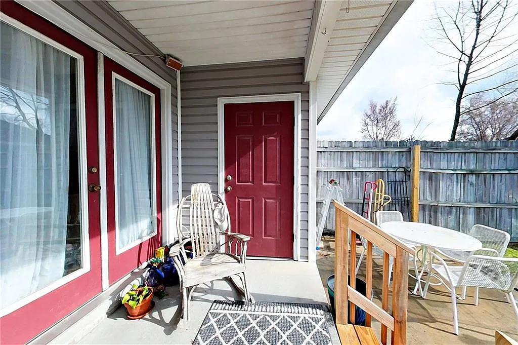 3 Bed 2 Bath Half Duplex - Creekside Oaks Neighborhood — Photo 2