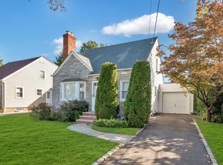 132 Celler Ave, New Hyde Park, NY 11040