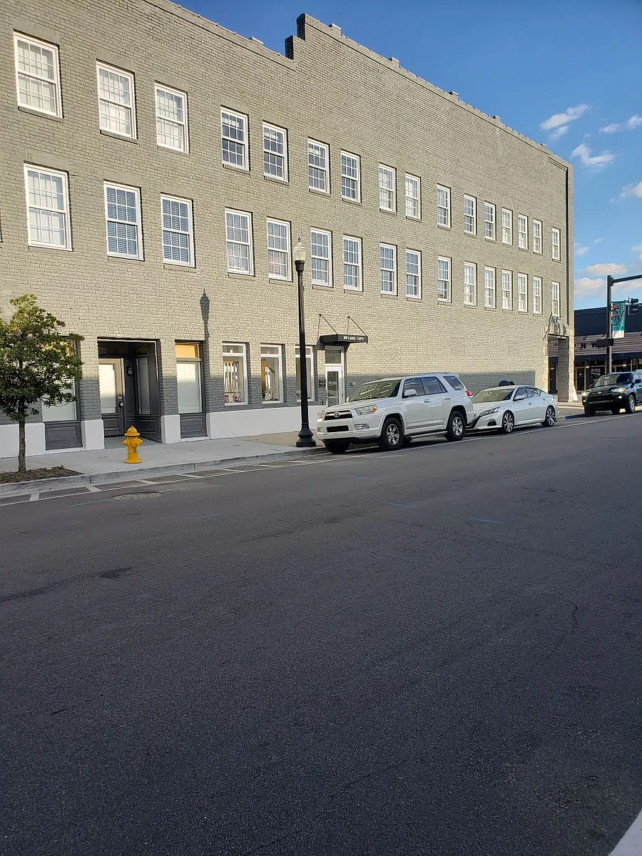 Building Photo - 300 Laurel St #2