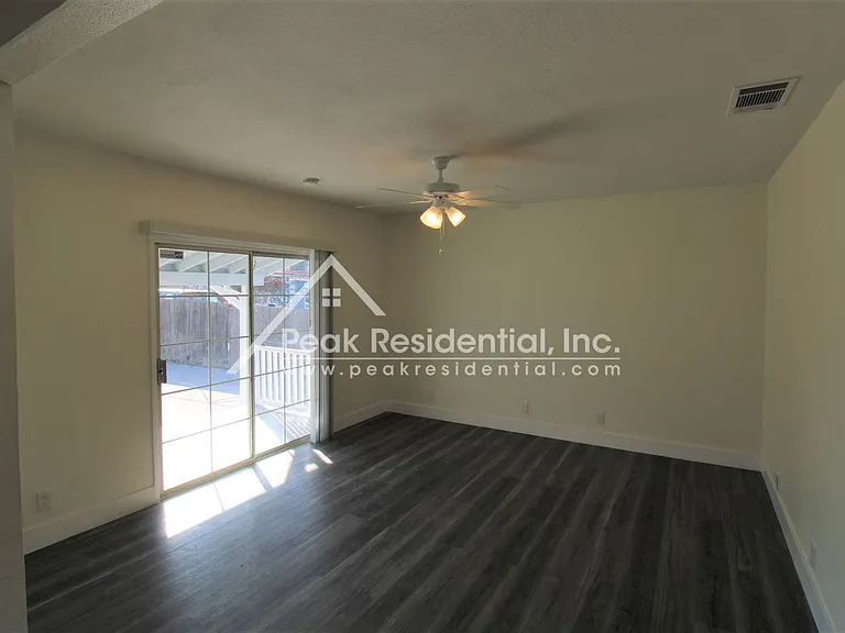 1042 Las Palmas Ave — Photo 6