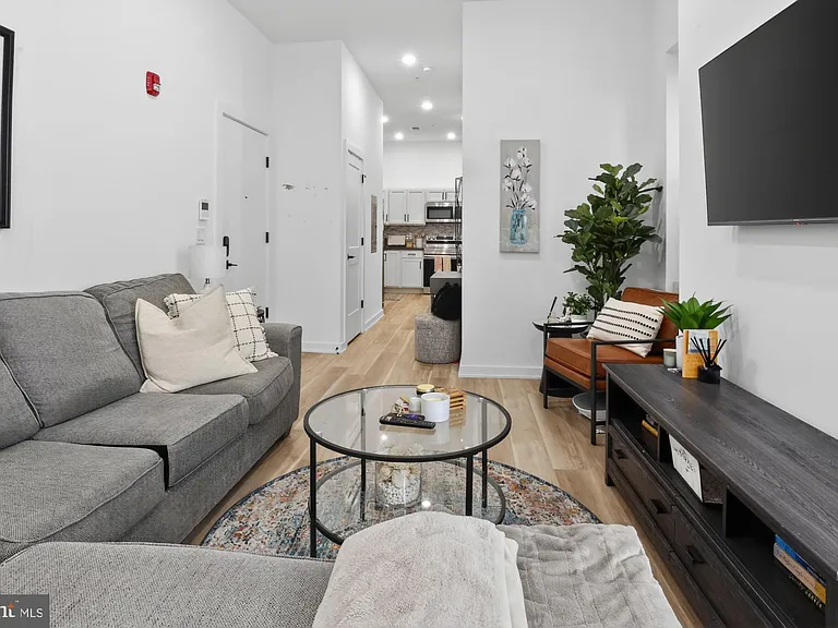 1415 Locust St #402 — Photo 1