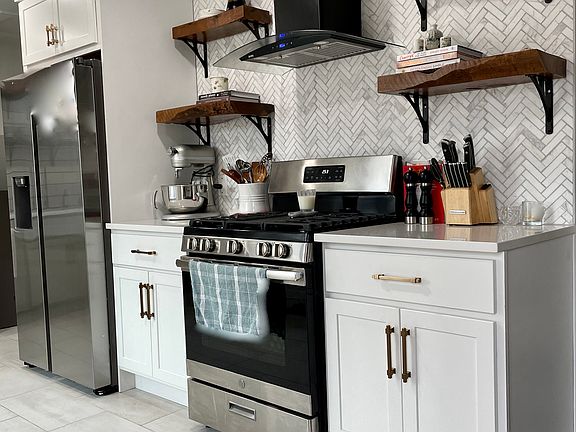 Custom Tile work throughout
Raw Edge Shelving
Polished Brass Hardware