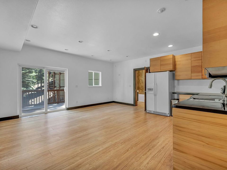 Entering the living / kitchen space