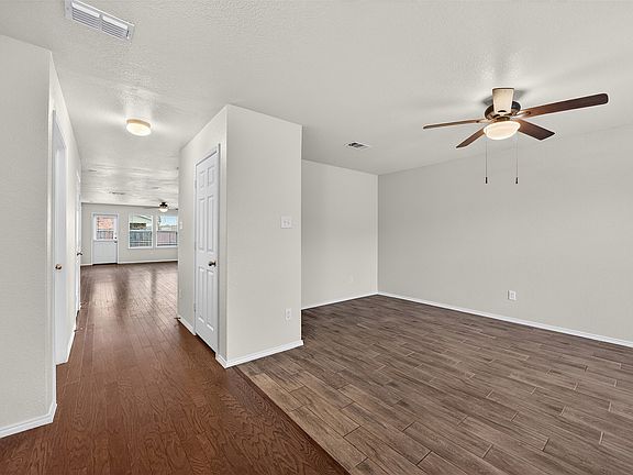 3rd image of 1019 Callahan Dr