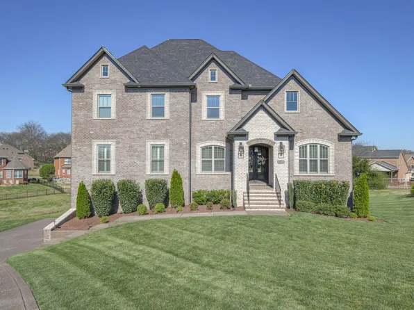 1014 Keeneland Dr, Gallatin, TN 37066