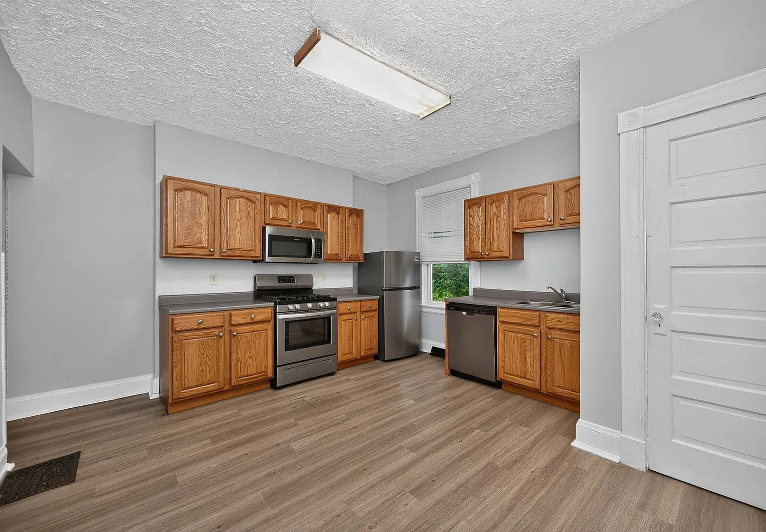 4 bed, 1.5 bath, $3,065 — Photo 4