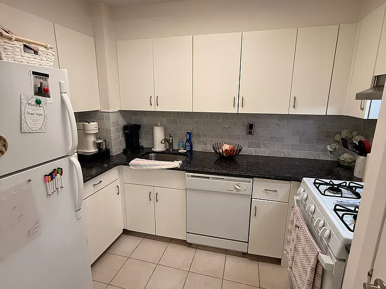 1021 Grand St #4F — Photo 8