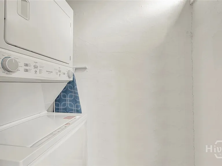 114 W Waldburg St — Photo 17
