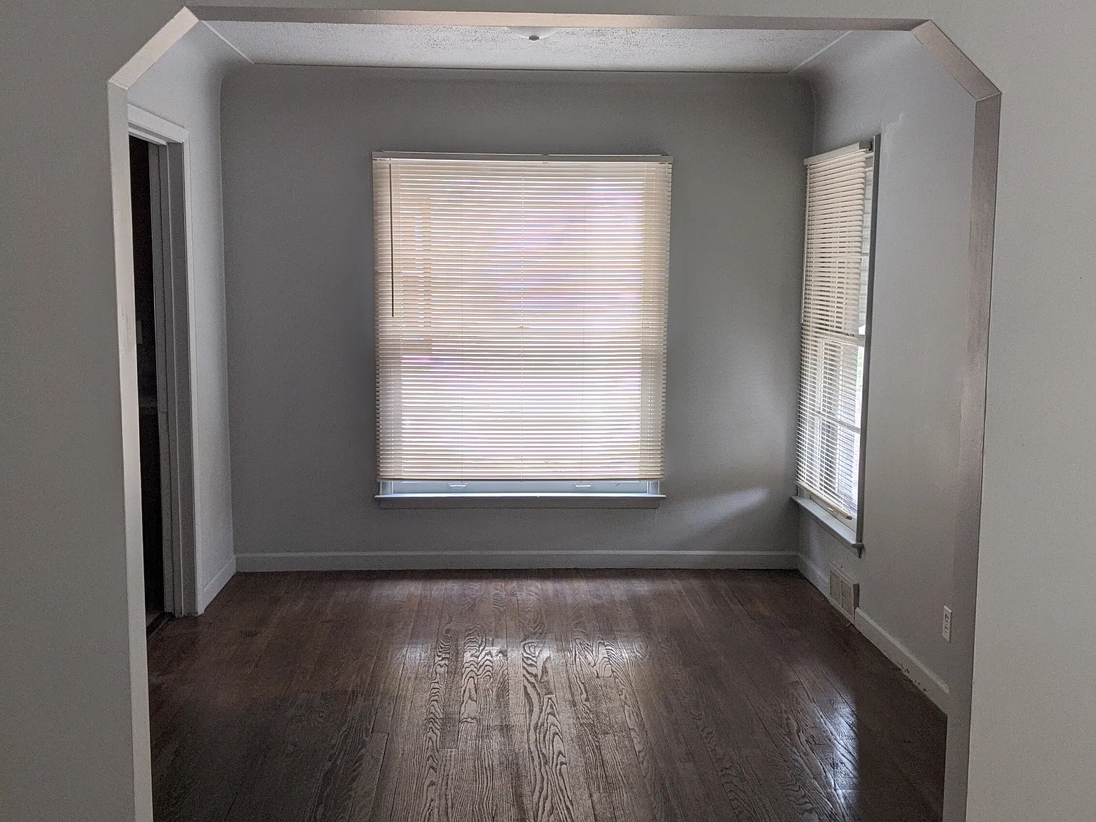 4 bed, 1.5 bath, 1400 sqft, $1,300 — Photo 3