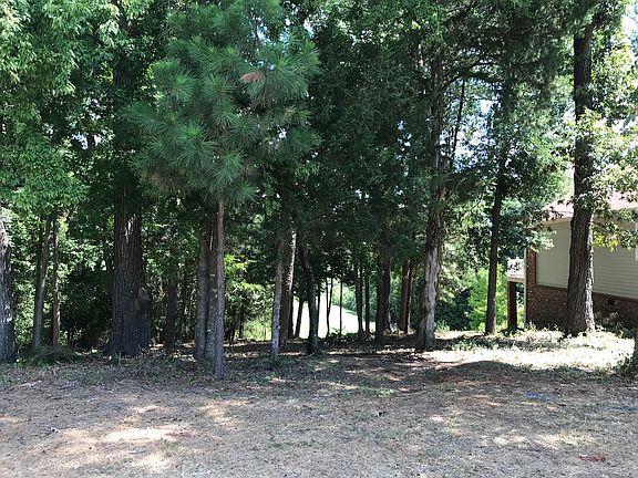 Street view, quiet location.