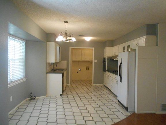 2nd image of 2713 Custer Ave
