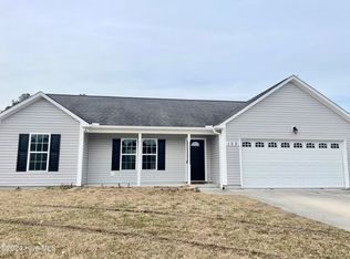 100 Farmgate Dr, Richlands, NC 28574