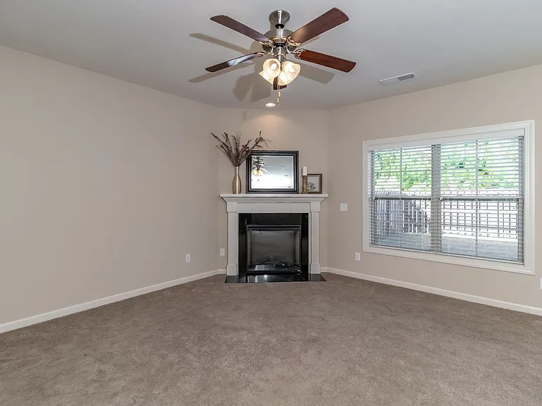 906 Erika Ln — Photo 5