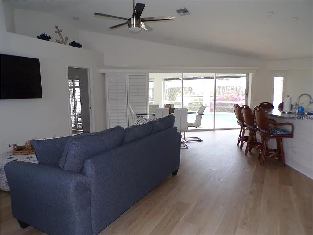 5 bed, 3.0 bath, 2615 sqft, $4,000 — Photo 3