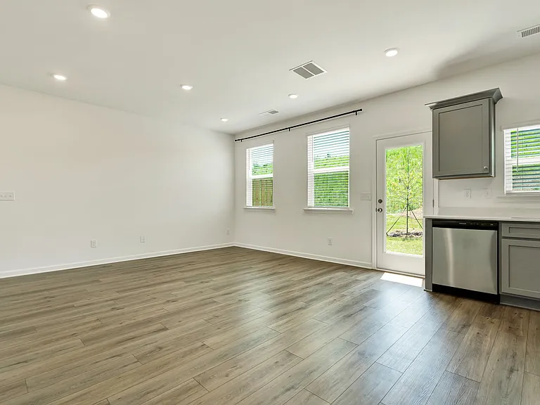 5010 Highwood Dr NE — Photo 6