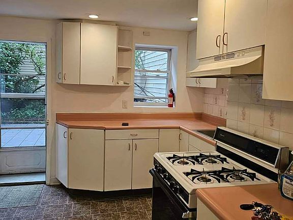 3rd image of 143 Bedford Ave Floor 1