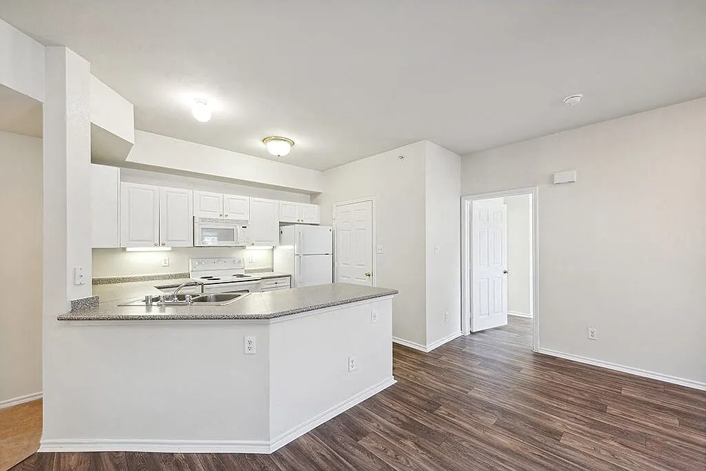 Tivoli Apartments — Photo 2